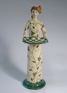 Figur – Engobe-Ritzdekor, frei aufgebaut, beige-gruen, Höhe 33 cm