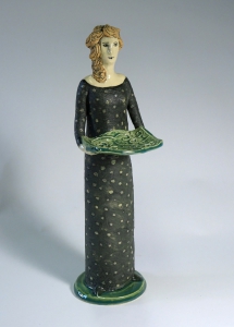 Figur – schwarze Engobe, teils glasiert, frei aufgebaut, Höhe 32 cm