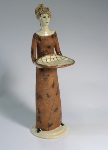 Figur – braune Engobe, Ritzdekor, frei aufgebaut, Höhe 34 cm