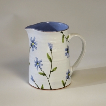 Krug – konisch, weiss, blau, mit blauen Blumen, Höhe 10 cm