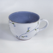 Tasse – bauchig, weiss-blau, mit blauen Blumen, rankend, ca. 300 ml