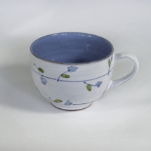 Tasse – bauchig, weiss-blau, mit blauen Blumen, ca. 300 ml 