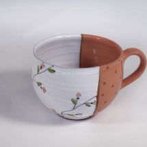 Tasse – bauchig, weiss-korallenrot, mit Blumen und Punkten, ca. 400 ml