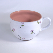 Tasse – bauchig, weiss, mit roten Blumen, ca. 400 ml 