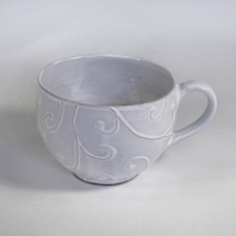 Tasse – bauchig, weiss, mit Rankenrelief, ca. 400 ml 