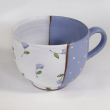 Tasse – bauchig, weiss-blau, mit Punkten und Blumen, ca. 300 ml