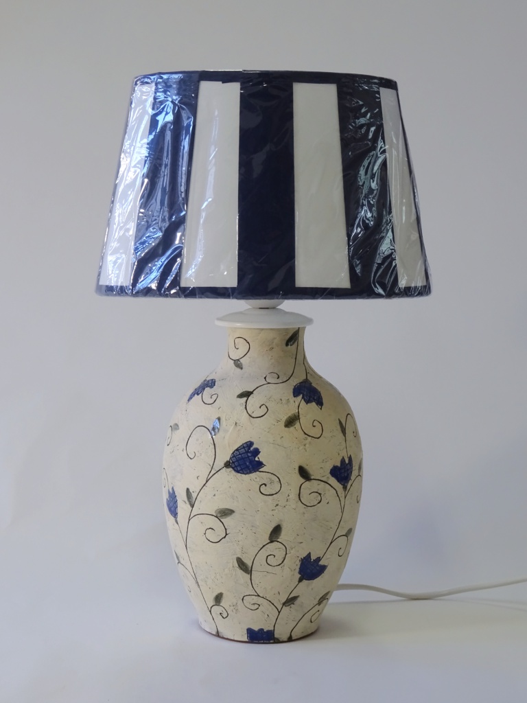 Tischlampe – Ritzdekor, Engobe, teilweise blau glasiert, ovaler, textiler Schirm (auf dem Bild in Schutzfolie eingepackt), Höhe 37 cm